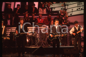 35mm vintage slide* 1994 SANREMO GIOVANI Marco BRUNI Giorgio TERZI dei DECO 6  La diapositiva &egrave; stata scattata al Teatro Ariston. Non &egrave; chiaro il nome dei restanti componenti della bandDiapositiva d'epoca, in formato 35 mm. CONDIZIONI: GOODE' severamente vietata la riproduzione. Tutti i diritti sono riservati. ICharta mette in vendita, sul negozio eBay e in esclusiva sul sito "icharta" il proprio archivio composto da numerose diapositive e negativi fotografici d'epoca, tutti originali e autentici, che attraversano la storia del costume italiano tra gli la fine degli anni Sessanta e Novanta.Si tratta di uno sguardo inedito sull'attualit&agrave;, la politica, la vita quotidiana, il gossip e la cultura, che fotografa il cambiamento della nazione in quest'ultimo scorcio del XX secolo. Un'occasione unica per il mercato del collezionismo, che vede finalmente disponibile un archivio eccezionale per vastit&agrave;, tematiche e condizioni, in un settore (il negativo fotografico e la diapositiva) di assoluta novit&agrave; e dalle interessanti prospettive di investimento.  originale e autentica 1
