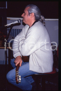 35mm vintage slide* 1990ca MILANO Franco MUSSIDA in concerto al CPM (2) Diapositiva d'epoca, in formato 35 mm. CONDIZIONI: GOODE' severamente vietata la riproduzione. Tutti i diritti sono riservati. ICharta mette in vendita, sul negozio eBay e in esclusiva sul sito "icharta" il proprio archivio composto da numerose diapositive e negativi fotografici d'epoca, tutti originali e autentici, che attraversano la storia del costume italiano tra gli la fine degli anni Sessanta e Novanta.Si tratta di uno sguardo inedito sull'attualit&agrave;, la politica, la vita quotidiana, il gossip e la cultura, che fotografa il cambiamento della nazione in quest'ultimo scorcio del XX secolo. Un'occasione unica per il mercato del collezionismo, che vede finalmente disponibile un archivio eccezionale per vastit&agrave;, tematiche e condizioni, in un settore (il negativo fotografico e la diapositiva) di assoluta novit&agrave; e dalle interessanti prospettive di investimento.  originale e autentica 1