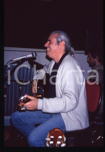 35mm vintage slide* 1990ca MILANO Franco MUSSIDA in concerto al CPM (4) Diapositiva d'epoca, in formato 35 mm. CONDIZIONI: GOODE' severamente vietata la riproduzione. Tutti i diritti sono riservati. ICharta mette in vendita, sul negozio eBay e in esclusiva sul sito "icharta" il proprio archivio composto da numerose diapositive e negativi fotografici d'epoca, tutti originali e autentici, che attraversano la storia del costume italiano tra gli la fine degli anni Sessanta e Novanta.Si tratta di uno sguardo inedito sull'attualit&agrave;, la politica, la vita quotidiana, il gossip e la cultura, che fotografa il cambiamento della nazione in quest'ultimo scorcio del XX secolo. Un'occasione unica per il mercato del collezionismo, che vede finalmente disponibile un archivio eccezionale per vastit&agrave;, tematiche e condizioni, in un settore (il negativo fotografico e la diapositiva) di assoluta novit&agrave; e dalle interessanti prospettive di investimento.  originale e autentica 1