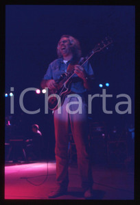 35mm vintage slide* 1985ca MUSICA Franco MUSSIDA in concerto con la PFM (2) Diapositiva d'epoca, in formato 35 mm. CONDIZIONI: GOODE' severamente vietata la riproduzione. Tutti i diritti sono riservati. ICharta mette in vendita, sul negozio eBay e in esclusiva sul sito "icharta" il proprio archivio composto da numerose diapositive e negativi fotografici d'epoca, tutti originali e autentici, che attraversano la storia del costume italiano tra gli la fine degli anni Sessanta e Novanta.Si tratta di uno sguardo inedito sull'attualit&agrave;, la politica, la vita quotidiana, il gossip e la cultura, che fotografa il cambiamento della nazione in quest'ultimo scorcio del XX secolo. Un'occasione unica per il mercato del collezionismo, che vede finalmente disponibile un archivio eccezionale per vastit&agrave;, tematiche e condizioni, in un settore (il negativo fotografico e la diapositiva) di assoluta novit&agrave; e dalle interessanti prospettive di investimento.  originale e autentica 1