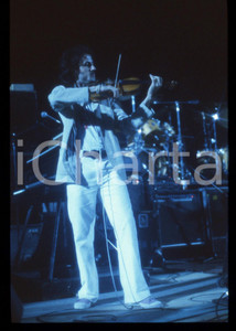 35mm vintage slide* 1980ca MUSICA Lucio FABBRI in concerto con la PFM Diapositiva d'epoca, in formato 35 mm. CONDIZIONI: GOODE' severamente vietata la riproduzione. Tutti i diritti sono riservati. ICharta mette in vendita, sul negozio eBay e in esclusiva sul sito "icharta" il proprio archivio composto da numerose diapositive e negativi fotografici d'epoca, tutti originali e autentici, che attraversano la storia del costume italiano tra gli la fine degli anni Sessanta e Novanta.Si tratta di uno sguardo inedito sull'attualit&agrave;, la politica, la vita quotidiana, il gossip e la cultura, che fotografa il cambiamento della nazione in quest'ultimo scorcio del XX secolo. Un'occasione unica per il mercato del collezionismo, che vede finalmente disponibile un archivio eccezionale per vastit&agrave;, tematiche e condizioni, in un settore (il negativo fotografico e la diapositiva) di assoluta novit&agrave; e dalle interessanti prospettive di investimento.  originale e autentica 1