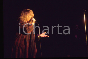 35mm vintage slide* 1984 FESTIVALBAR Alison MOYET durante concerto (8) Diapositiva d'epoca, in formato 35 mm. CONDIZIONI: GOODE' severamente vietata la riproduzione. Tutti i diritti sono riservati. ICharta mette in vendita, sul negozio eBay e in esclusiva sul sito "icharta" il proprio archivio composto da numerose diapositive e negativi fotografici d'epoca, tutti originali e autentici, che attraversano la storia del costume italiano tra gli la fine degli anni Sessanta e Novanta.Si tratta di uno sguardo inedito sull'attualit&agrave;, la politica, la vita quotidiana, il gossip e la cultura, che fotografa il cambiamento della nazione in quest'ultimo scorcio del XX secolo. Un'occasione unica per il mercato del collezionismo, che vede finalmente disponibile un archivio eccezionale per vastit&agrave;, tematiche e condizioni, in un settore (il negativo fotografico e la diapositiva) di assoluta novit&agrave; e dalle interessanti prospettive di investimento.  originale e autentica 1