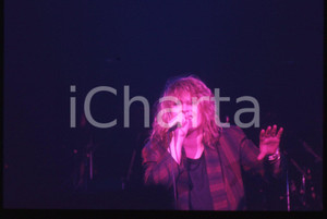 35mm vintage slide* 1984 FESTIVALBAR Alison MOYET durante concerto (10) Diapositiva d'epoca, in formato 35 mm. CONDIZIONI: GOODE' severamente vietata la riproduzione. Tutti i diritti sono riservati. ICharta mette in vendita, sul negozio eBay e in esclusiva sul sito "icharta" il proprio archivio composto da numerose diapositive e negativi fotografici d'epoca, tutti originali e autentici, che attraversano la storia del costume italiano tra gli la fine degli anni Sessanta e Novanta.Si tratta di uno sguardo inedito sull'attualit&agrave;, la politica, la vita quotidiana, il gossip e la cultura, che fotografa il cambiamento della nazione in quest'ultimo scorcio del XX secolo. Un'occasione unica per il mercato del collezionismo, che vede finalmente disponibile un archivio eccezionale per vastit&agrave;, tematiche e condizioni, in un settore (il negativo fotografico e la diapositiva) di assoluta novit&agrave; e dalle interessanti prospettive di investimento.  originale e autentica 1