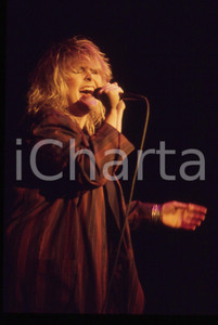 35mm vintage slide* 1984 FESTIVALBAR Alison MOYET durante concerto (26) Diapositiva d'epoca, in formato 35 mm. CONDIZIONI: GOODE' severamente vietata la riproduzione. Tutti i diritti sono riservati. ICharta mette in vendita, sul negozio eBay e in esclusiva sul sito "icharta" il proprio archivio composto da numerose diapositive e negativi fotografici d'epoca, tutti originali e autentici, che attraversano la storia del costume italiano tra gli la fine degli anni Sessanta e Novanta.Si tratta di uno sguardo inedito sull'attualit&agrave;, la politica, la vita quotidiana, il gossip e la cultura, che fotografa il cambiamento della nazione in quest'ultimo scorcio del XX secolo. Un'occasione unica per il mercato del collezionismo, che vede finalmente disponibile un archivio eccezionale per vastit&agrave;, tematiche e condizioni, in un settore (il negativo fotografico e la diapositiva) di assoluta novit&agrave; e dalle interessanti prospettive di investimento.  originale e autentica 1