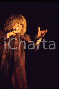 35mm vintage slide* 1984 FESTIVALBAR Alison MOYET durante concerto (28) Diapositiva d'epoca, in formato 35 mm. CONDIZIONI: GOODE' severamente vietata la riproduzione. Tutti i diritti sono riservati. ICharta mette in vendita, sul negozio eBay e in esclusiva sul sito "icharta" il proprio archivio composto da numerose diapositive e negativi fotografici d'epoca, tutti originali e autentici, che attraversano la storia del costume italiano tra gli la fine degli anni Sessanta e Novanta.Si tratta di uno sguardo inedito sull'attualit&agrave;, la politica, la vita quotidiana, il gossip e la cultura, che fotografa il cambiamento della nazione in quest'ultimo scorcio del XX secolo. Un'occasione unica per il mercato del collezionismo, che vede finalmente disponibile un archivio eccezionale per vastit&agrave;, tematiche e condizioni, in un settore (il negativo fotografico e la diapositiva) di assoluta novit&agrave; e dalle interessanti prospettive di investimento.  originale e autentica 1