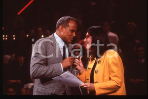 35mm vintage slide* 1995ca MUSICA Harry BELAFONTE e Nana MOUSKOURI Ritratto 2 Diapositiva d'epoca, in formato 35 mm. CONDIZIONI: GOODE' severamente vietata la riproduzione. Tutti i diritti sono riservati. ICharta mette in vendita, sul negozio eBay e in esclusiva sul sito "icharta" il proprio archivio composto da numerose diapositive e negativi fotografici d'epoca, tutti originali e autentici, che attraversano la storia del costume italiano tra gli la fine degli anni Sessanta e Novanta.Si tratta di uno sguardo inedito sull'attualit&agrave;, la politica, la vita quotidiana, il gossip e la cultura, che fotografa il cambiamento della nazione in quest'ultimo scorcio del XX secolo. Un'occasione unica per il mercato del collezionismo, che vede finalmente disponibile un archivio eccezionale per vastit&agrave;, tematiche e condizioni, in un settore (il negativo fotografico e la diapositiva) di assoluta novit&agrave; e dalle interessanti prospettive di investimento.  originale e autentica 1