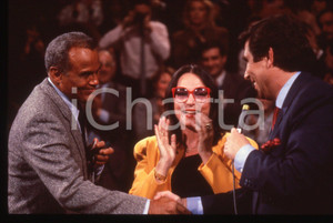 35mm vintage slide* 1995ca MUSICA Harry BELAFONTE e Nana MOUSKOURI Ritratto 3 Diapositiva d'epoca, in formato 35 mm. CONDIZIONI: GOODE' severamente vietata la riproduzione. Tutti i diritti sono riservati. ICharta mette in vendita, sul negozio eBay e in esclusiva sul sito "icharta" il proprio archivio composto da numerose diapositive e negativi fotografici d'epoca, tutti originali e autentici, che attraversano la storia del costume italiano tra gli la fine degli anni Sessanta e Novanta.Si tratta di uno sguardo inedito sull'attualit&agrave;, la politica, la vita quotidiana, il gossip e la cultura, che fotografa il cambiamento della nazione in quest'ultimo scorcio del XX secolo. Un'occasione unica per il mercato del collezionismo, che vede finalmente disponibile un archivio eccezionale per vastit&agrave;, tematiche e condizioni, in un settore (il negativo fotografico e la diapositiva) di assoluta novit&agrave; e dalle interessanti prospettive di investimento.  originale e autentica 1