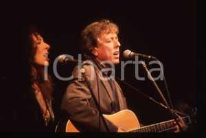 35mm vintage slide* 1985ca ITALIA MUSICA Mario LAVEZZI Giulia FASOLINO Live 4 Diapositiva d'epoca, in formato 35 mm. CONDIZIONI: GOODE' severamente vietata la riproduzione. Tutti i diritti sono riservati. ICharta mette in vendita, sul negozio eBay e in esclusiva sul sito "icharta" il proprio archivio composto da numerose diapositive e negativi fotografici d'epoca, tutti originali e autentici, che attraversano la storia del costume italiano tra gli la fine degli anni Sessanta e Novanta.Si tratta di uno sguardo inedito sull'attualit&agrave;, la politica, la vita quotidiana, il gossip e la cultura, che fotografa il cambiamento della nazione in quest'ultimo scorcio del XX secolo. Un'occasione unica per il mercato del collezionismo, che vede finalmente disponibile un archivio eccezionale per vastit&agrave;, tematiche e condizioni, in un settore (il negativo fotografico e la diapositiva) di assoluta novit&agrave; e dalle interessanti prospettive di investimento.  originale e autentica 1