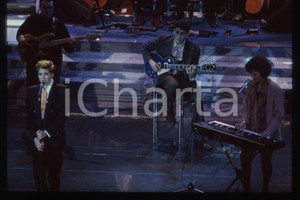 35mm vintage slide* 1991 SANREMO Lidia FIORI dei FANDANGO al Teatro Ariston (1) Diapositiva d'epoca, in formato 35 mm. CONDIZIONI: GOODE' severamente vietata la riproduzione. Tutti i diritti sono riservati. ICharta mette in vendita, sul negozio eBay e in esclusiva sul sito "icharta" il proprio archivio composto da numerose diapositive e negativi fotografici d'epoca, tutti originali e autentici, che attraversano la storia del costume italiano tra gli la fine degli anni Sessanta e Novanta.Si tratta di uno sguardo inedito sull'attualit&agrave;, la politica, la vita quotidiana, il gossip e la cultura, che fotografa il cambiamento della nazione in quest'ultimo scorcio del XX secolo. Un'occasione unica per il mercato del collezionismo, che vede finalmente disponibile un archivio eccezionale per vastit&agrave;, tematiche e condizioni, in un settore (il negativo fotografico e la diapositiva) di assoluta novit&agrave; e dalle interessanti prospettive di investimento.  originale e autentica 1