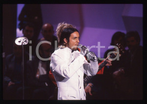 35mm vintage slide* 1996 SANREMO Jas MANN dei BABYLON ZOO Teatro del Casino 20 La diapositiva &egrave; stata scattata in occasione della manifestazione "Arriva il Festival"Diapositiva d'epoca, in formato 35 mm. CONDIZIONI: GOODE' severamente vietata la riproduzione. Tutti i diritti sono riservati. ICharta mette in vendita, sul negozio eBay e in esclusiva sul sito "icharta" il proprio archivio composto da numerose diapositive e negativi fotografici d'epoca, tutti originali e autentici, che attraversano la storia del costume italiano tra gli la fine degli anni Sessanta e Novanta.Si tratta di uno sguardo inedito sull'attualit&agrave;, la politica, la vita quotidiana, il gossip e la cultura, che fotografa il cambiamento della nazione in quest'ultimo scorcio del XX secolo. Un'occasione unica per il mercato del collezionismo, che vede finalmente disponibile un archivio eccezionale per vastit&agrave;, tematiche e condizioni, in un settore (il negativo fotografico e la diapositiva) di assoluta novit&agrave; e dalle interessanti prospettive di investimento.  originale e autentica 1