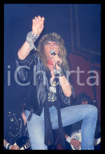 35mm vintage slide* 1990ca ITALIA MUSICA Biff BYFORD dei SAXON in concerto (1) Diapositiva d'epoca, in formato 35 mm. CONDIZIONI: GOODE' severamente vietata la riproduzione. Tutti i diritti sono riservati. ICharta mette in vendita, sul negozio eBay e in esclusiva sul sito "icharta" il proprio archivio composto da numerose diapositive e negativi fotografici d'epoca, tutti originali e autentici, che attraversano la storia del costume italiano tra gli la fine degli anni Sessanta e Novanta.Si tratta di uno sguardo inedito sull'attualit&agrave;, la politica, la vita quotidiana, il gossip e la cultura, che fotografa il cambiamento della nazione in quest'ultimo scorcio del XX secolo. Un'occasione unica per il mercato del collezionismo, che vede finalmente disponibile un archivio eccezionale per vastit&agrave;, tematiche e condizioni, in un settore (il negativo fotografico e la diapositiva) di assoluta novit&agrave; e dalle interessanti prospettive di investimento.  originale e autentica 1