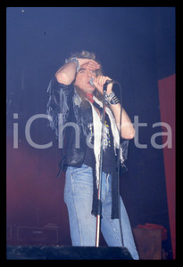 35mm vintage slide* 1990ca ITALIA MUSICA Biff BYFORD dei SAXON in concerto (3) Diapositiva d'epoca, in formato 35 mm. CONDIZIONI: GOODE' severamente vietata la riproduzione. Tutti i diritti sono riservati. ICharta mette in vendita, sul negozio eBay e in esclusiva sul sito "icharta" il proprio archivio composto da numerose diapositive e negativi fotografici d'epoca, tutti originali e autentici, che attraversano la storia del costume italiano tra gli la fine degli anni Sessanta e Novanta.Si tratta di uno sguardo inedito sull'attualit&agrave;, la politica, la vita quotidiana, il gossip e la cultura, che fotografa il cambiamento della nazione in quest'ultimo scorcio del XX secolo. Un'occasione unica per il mercato del collezionismo, che vede finalmente disponibile un archivio eccezionale per vastit&agrave;, tematiche e condizioni, in un settore (il negativo fotografico e la diapositiva) di assoluta novit&agrave; e dalle interessanti prospettive di investimento.  originale e autentica 1