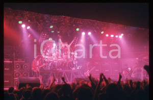 35mm vintage slide* 1985ca ITALIA MUSICA Biff BYFORD dei SAXON in concerto (7) Diapositiva d'epoca, in formato 35 mm. CONDIZIONI: FAIR (la diapositiva presenta piccole macchie)E' severamente vietata la riproduzione. Tutti i diritti sono riservati. ICharta mette in vendita, sul negozio eBay e in esclusiva sul sito "icharta" il proprio archivio composto da numerose diapositive e negativi fotografici d'epoca, tutti originali e autentici, che attraversano la storia del costume italiano tra gli la fine degli anni Sessanta e Novanta.Si tratta di uno sguardo inedito sull'attualit&agrave;, la politica, la vita quotidiana, il gossip e la cultura, che fotografa il cambiamento della nazione in quest'ultimo scorcio del XX secolo. Un'occasione unica per il mercato del collezionismo, che vede finalmente disponibile un archivio eccezionale per vastit&agrave;, tematiche e condizioni, in un settore (il negativo fotografico e la diapositiva) di assoluta novit&agrave; e dalle interessanti prospettive di investimento.  originale e autentica 1
