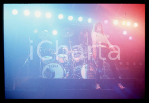 35mm vintage slide* 1985ca ITALIA MUSICA Biff BYFORD dei SAXON Ritratto 2 Diapositiva d'epoca, in formato 35 mm. CONDIZIONI: FAIR (la diapositiva presenta dei segni)E' severamente vietata la riproduzione. Tutti i diritti sono riservati. ICharta mette in vendita, sul negozio eBay e in esclusiva sul sito "icharta" il proprio archivio composto da numerose diapositive e negativi fotografici d'epoca, tutti originali e autentici, che attraversano la storia del costume italiano tra gli la fine degli anni Sessanta e Novanta.Si tratta di uno sguardo inedito sull'attualit&agrave;, la politica, la vita quotidiana, il gossip e la cultura, che fotografa il cambiamento della nazione in quest'ultimo scorcio del XX secolo. Un'occasione unica per il mercato del collezionismo, che vede finalmente disponibile un archivio eccezionale per vastit&agrave;, tematiche e condizioni, in un settore (il negativo fotografico e la diapositiva) di assoluta novit&agrave; e dalle interessanti prospettive di investimento.  originale e autentica 1