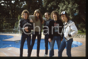 1983 SANREMO Biff BYFORD dei SAXON Ritratto*35mm VINTAGE SLIDE (8) Nella diapositiva compaiono anche Graham Oliver, Paul Quinn, Steven"Dobby" Dawson e Peter GillDiapositiva d'epoca, in formato 35 mm. CONDIZIONI: GOODE' severamente vietata la riproduzione. Tutti i diritti sono riservati. ICharta mette in vendita, sul negozio eBay e in esclusiva sul sito "icharta" il proprio archivio composto da numerose diapositive e negativi fotografici d'epoca, tutti originali e autentici, che attraversano la storia del costume italiano tra gli la fine degli anni Sessanta e Novanta.Si tratta di uno sguardo inedito sull'attualit&agrave;, la politica, la vita quotidiana, il gossip e la cultura, che fotografa il cambiamento della nazione in quest'ultimo scorcio del XX secolo. Un'occasione unica per il mercato del collezionismo, che vede finalmente disponibile un archivio eccezionale per vastit&agrave;, tematiche e condizioni, in un settore (il negativo fotografico e la diapositiva) di assoluta novit&agrave; e dalle interessanti prospettive di investimento.  originale e autentica 1