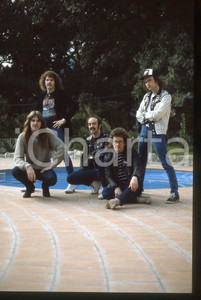 1983 SANREMO Biff BYFORD dei SAXON Ritratto*35mm VINTAGE SLIDE (16) Nella diapositiva compaiono anche Graham Oliver, Paul Quinn, Steven"Dobby" Dawson e Peter GillDiapositiva d'epoca, in formato 35 mm. CONDIZIONI: GOODE' severamente vietata la riproduzione. Tutti i diritti sono riservati. ICharta mette in vendita, sul negozio eBay e in esclusiva sul sito "icharta" il proprio archivio composto da numerose diapositive e negativi fotografici d'epoca, tutti originali e autentici, che attraversano la storia del costume italiano tra gli la fine degli anni Sessanta e Novanta.Si tratta di uno sguardo inedito sull'attualit&agrave;, la politica, la vita quotidiana, il gossip e la cultura, che fotografa il cambiamento della nazione in quest'ultimo scorcio del XX secolo. Un'occasione unica per il mercato del collezionismo, che vede finalmente disponibile un archivio eccezionale per vastit&agrave;, tematiche e condizioni, in un settore (il negativo fotografico e la diapositiva) di assoluta novit&agrave; e dalle interessanti prospettive di investimento.  originale e autentica 1