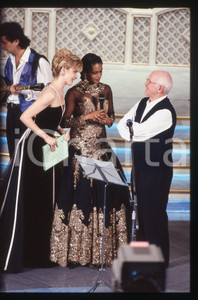 35mm vintage slide* 1993 SANREMO Lorella CUCCARINI presenta Roberto MUROLO La diapositiva &egrave; stata scattata in occasiosione del Festival della CanzoneDiapositiva d'epoca, in formato 35 mm. CONDIZIONI: GOODE' severamente vietata la riproduzione. Tutti i diritti sono riservati. ICharta mette in vendita, sul negozio eBay e in esclusiva sul sito "icharta" il proprio archivio composto da numerose diapositive e negativi fotografici d'epoca, tutti originali e autentici, che attraversano la storia del costume italiano tra gli la fine degli anni Sessanta e Novanta.Si tratta di uno sguardo inedito sull'attualit&agrave;, la politica, la vita quotidiana, il gossip e la cultura, che fotografa il cambiamento della nazione in quest'ultimo scorcio del XX secolo. Un'occasione unica per il mercato del collezionismo, che vede finalmente disponibile un archivio eccezionale per vastit&agrave;, tematiche e condizioni, in un settore (il negativo fotografico e la diapositiva) di assoluta novit&agrave; e dalle interessanti prospettive di investimento.  originale e autentica 1