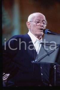 35mm vintage slide* 1993 SANREMO Roberto MUROLO durante le prove all'Ariston 1 Diapositiva d'epoca, in formato 35 mm. CONDIZIONI: GOODE' severamente vietata la riproduzione. Tutti i diritti sono riservati. ICharta mette in vendita, sul negozio eBay e in esclusiva sul sito "icharta" il proprio archivio composto da numerose diapositive e negativi fotografici d'epoca, tutti originali e autentici, che attraversano la storia del costume italiano tra gli la fine degli anni Sessanta e Novanta.Si tratta di uno sguardo inedito sull'attualit&agrave;, la politica, la vita quotidiana, il gossip e la cultura, che fotografa il cambiamento della nazione in quest'ultimo scorcio del XX secolo. Un'occasione unica per il mercato del collezionismo, che vede finalmente disponibile un archivio eccezionale per vastit&agrave;, tematiche e condizioni, in un settore (il negativo fotografico e la diapositiva) di assoluta novit&agrave; e dalle interessanti prospettive di investimento.  originale e autentica 1