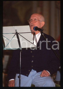 35mm vintage slide* 1993 SANREMO Roberto MUROLO durante le prove all'Ariston 2 Diapositiva d'epoca, in formato 35 mm. CONDIZIONI: GOODE' severamente vietata la riproduzione. Tutti i diritti sono riservati. ICharta mette in vendita, sul negozio eBay e in esclusiva sul sito "icharta" il proprio archivio composto da numerose diapositive e negativi fotografici d'epoca, tutti originali e autentici, che attraversano la storia del costume italiano tra gli la fine degli anni Sessanta e Novanta.Si tratta di uno sguardo inedito sull'attualit&agrave;, la politica, la vita quotidiana, il gossip e la cultura, che fotografa il cambiamento della nazione in quest'ultimo scorcio del XX secolo. Un'occasione unica per il mercato del collezionismo, che vede finalmente disponibile un archivio eccezionale per vastit&agrave;, tematiche e condizioni, in un settore (il negativo fotografico e la diapositiva) di assoluta novit&agrave; e dalle interessanti prospettive di investimento.  originale e autentica 1