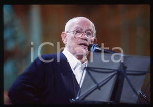 35mm vintage slide* 1993 SANREMO Roberto MUROLO durante le prove all'Ariston 6 Diapositiva d'epoca, in formato 35 mm. CONDIZIONI: GOODE' severamente vietata la riproduzione. Tutti i diritti sono riservati. ICharta mette in vendita, sul negozio eBay e in esclusiva sul sito "icharta" il proprio archivio composto da numerose diapositive e negativi fotografici d'epoca, tutti originali e autentici, che attraversano la storia del costume italiano tra gli la fine degli anni Sessanta e Novanta.Si tratta di uno sguardo inedito sull'attualit&agrave;, la politica, la vita quotidiana, il gossip e la cultura, che fotografa il cambiamento della nazione in quest'ultimo scorcio del XX secolo. Un'occasione unica per il mercato del collezionismo, che vede finalmente disponibile un archivio eccezionale per vastit&agrave;, tematiche e condizioni, in un settore (il negativo fotografico e la diapositiva) di assoluta novit&agrave; e dalle interessanti prospettive di investimento.  originale e autentica 1