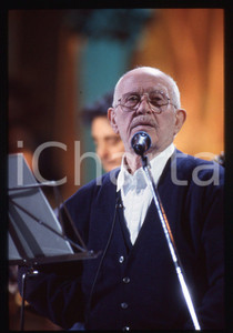 35mm vintage slide* 1993 SANREMO Roberto MUROLO durante le prove all'Ariston 9 Diapositiva d'epoca, in formato 35 mm. CONDIZIONI: GOODE' severamente vietata la riproduzione. Tutti i diritti sono riservati. ICharta mette in vendita, sul negozio eBay e in esclusiva sul sito "icharta" il proprio archivio composto da numerose diapositive e negativi fotografici d'epoca, tutti originali e autentici, che attraversano la storia del costume italiano tra gli la fine degli anni Sessanta e Novanta.Si tratta di uno sguardo inedito sull'attualit&agrave;, la politica, la vita quotidiana, il gossip e la cultura, che fotografa il cambiamento della nazione in quest'ultimo scorcio del XX secolo. Un'occasione unica per il mercato del collezionismo, che vede finalmente disponibile un archivio eccezionale per vastit&agrave;, tematiche e condizioni, in un settore (il negativo fotografico e la diapositiva) di assoluta novit&agrave; e dalle interessanti prospettive di investimento.  originale e autentica 1