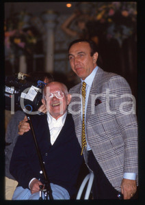 35mm vintage slide* 1993 Festival SANREMO Pippo BAUDO Roberto MUROLO Ritratto 1 Diapositiva d'epoca, in formato 35 mm. CONDIZIONI: GOODE' severamente vietata la riproduzione. Tutti i diritti sono riservati. ICharta mette in vendita, sul negozio eBay e in esclusiva sul sito "icharta" il proprio archivio composto da numerose diapositive e negativi fotografici d'epoca, tutti originali e autentici, che attraversano la storia del costume italiano tra gli la fine degli anni Sessanta e Novanta.Si tratta di uno sguardo inedito sull'attualit&agrave;, la politica, la vita quotidiana, il gossip e la cultura, che fotografa il cambiamento della nazione in quest'ultimo scorcio del XX secolo. Un'occasione unica per il mercato del collezionismo, che vede finalmente disponibile un archivio eccezionale per vastit&agrave;, tematiche e condizioni, in un settore (il negativo fotografico e la diapositiva) di assoluta novit&agrave; e dalle interessanti prospettive di investimento.  originale e autentica 1