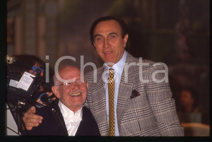 35mm vintage slide* 1993 Festival SANREMO Pippo BAUDO Roberto MUROLO Ritratto 2 Diapositiva d'epoca, in formato 35 mm. CONDIZIONI: GOODE' severamente vietata la riproduzione. Tutti i diritti sono riservati. ICharta mette in vendita, sul negozio eBay e in esclusiva sul sito "icharta" il proprio archivio composto da numerose diapositive e negativi fotografici d'epoca, tutti originali e autentici, che attraversano la storia del costume italiano tra gli la fine degli anni Sessanta e Novanta.Si tratta di uno sguardo inedito sull'attualit&agrave;, la politica, la vita quotidiana, il gossip e la cultura, che fotografa il cambiamento della nazione in quest'ultimo scorcio del XX secolo. Un'occasione unica per il mercato del collezionismo, che vede finalmente disponibile un archivio eccezionale per vastit&agrave;, tematiche e condizioni, in un settore (il negativo fotografico e la diapositiva) di assoluta novit&agrave; e dalle interessanti prospettive di investimento.  originale e autentica 1