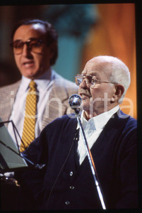 35mm vintage slide* 1993 SANREMO Pippo BAUDO Roberto MUROLO Prove all'Ariston Diapositiva d'epoca, in formato 35 mm. CONDIZIONI: GOODE' severamente vietata la riproduzione. Tutti i diritti sono riservati. ICharta mette in vendita, sul negozio eBay e in esclusiva sul sito "icharta" il proprio archivio composto da numerose diapositive e negativi fotografici d'epoca, tutti originali e autentici, che attraversano la storia del costume italiano tra gli la fine degli anni Sessanta e Novanta.Si tratta di uno sguardo inedito sull'attualit&agrave;, la politica, la vita quotidiana, il gossip e la cultura, che fotografa il cambiamento della nazione in quest'ultimo scorcio del XX secolo. Un'occasione unica per il mercato del collezionismo, che vede finalmente disponibile un archivio eccezionale per vastit&agrave;, tematiche e condizioni, in un settore (il negativo fotografico e la diapositiva) di assoluta novit&agrave; e dalle interessanti prospettive di investimento.  originale e autentica 1