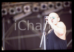 35mm vintage slide* 1994 MILANO LES TAMBOURS DU BRONX Prove Sonoria Festival 1 La manifestazione si &egrave; svolta presso il Parco AcquaticaDiapositiva d'epoca, in formato 35 mm. CONDIZIONI: GOODE' severamente vietata la riproduzione. Tutti i diritti sono riservati. ICharta mette in vendita, sul negozio eBay e in esclusiva sul sito "icharta" il proprio archivio composto da numerose diapositive e negativi fotografici d'epoca, tutti originali e autentici, che attraversano la storia del costume italiano tra gli la fine degli anni Sessanta e Novanta.Si tratta di uno sguardo inedito sull'attualit&agrave;, la politica, la vita quotidiana, il gossip e la cultura, che fotografa il cambiamento della nazione in quest'ultimo scorcio del XX secolo. Un'occasione unica per il mercato del collezionismo, che vede finalmente disponibile un archivio eccezionale per vastit&agrave;, tematiche e condizioni, in un settore (il negativo fotografico e la diapositiva) di assoluta novit&agrave; e dalle interessanti prospettive di investimento.  originale e autentica 1