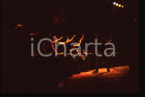 35mm vintage slide* 1994 MILANO LES TAMBOURS DU BRONX in concerto al Sonoria 5 La manifestazione si &egrave; svolta presso il Parco AcquaticaDiapositiva d'epoca, in formato 35 mm. CONDIZIONI: GOODE' severamente vietata la riproduzione. Tutti i diritti sono riservati. ICharta mette in vendita, sul negozio eBay e in esclusiva sul sito "icharta" il proprio archivio composto da numerose diapositive e negativi fotografici d'epoca, tutti originali e autentici, che attraversano la storia del costume italiano tra gli la fine degli anni Sessanta e Novanta.Si tratta di uno sguardo inedito sull'attualit&agrave;, la politica, la vita quotidiana, il gossip e la cultura, che fotografa il cambiamento della nazione in quest'ultimo scorcio del XX secolo. Un'occasione unica per il mercato del collezionismo, che vede finalmente disponibile un archivio eccezionale per vastit&agrave;, tematiche e condizioni, in un settore (il negativo fotografico e la diapositiva) di assoluta novit&agrave; e dalle interessanti prospettive di investimento.  originale e autentica 1