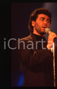 35mm vintage slide* 1989 FESTIVAL SANREMO Antonio MURRO al Teatro Ariston 2 Diapositiva d'epoca, in formato 35 mm. CONDIZIONI: GOODE' severamente vietata la riproduzione. Tutti i diritti sono riservati. ICharta mette in vendita, sul negozio eBay e in esclusiva sul sito "icharta" il proprio archivio composto da numerose diapositive e negativi fotografici d'epoca, tutti originali e autentici, che attraversano la storia del costume italiano tra gli la fine degli anni Sessanta e Novanta.Si tratta di uno sguardo inedito sull'attualit&agrave;, la politica, la vita quotidiana, il gossip e la cultura, che fotografa il cambiamento della nazione in quest'ultimo scorcio del XX secolo. Un'occasione unica per il mercato del collezionismo, che vede finalmente disponibile un archivio eccezionale per vastit&agrave;, tematiche e condizioni, in un settore (il negativo fotografico e la diapositiva) di assoluta novit&agrave; e dalle interessanti prospettive di investimento.  originale e autentica 1