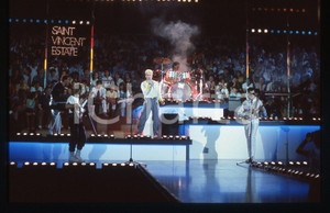 35mm vintage slide* 1984 SAINT VINCENT ESTATE Kevin PATTERSON FICTION FACTORY 4 Nella diapositiva compaiono anche Chic Medley, Graham McGregor, Eddie Jordan e Mike OgletreeDiapositiva d'epoca, in formato 35 mm. CONDIZIONI: GOODE' severamente vietata la riproduzione. Tutti i diritti sono riservati. ICharta mette in vendita, sul negozio eBay e in esclusiva sul sito "icharta" il proprio archivio composto da numerose diapositive e negativi fotografici d'epoca, tutti originali e autentici, che attraversano la storia del costume italiano tra gli la fine degli anni Sessanta e Novanta.Si tratta di uno sguardo inedito sull'attualit&agrave;, la politica, la vita quotidiana, il gossip e la cultura, che fotografa il cambiamento della nazione in quest'ultimo scorcio del XX secolo. Un'occasione unica per il mercato del collezionismo, che vede finalmente disponibile un archivio eccezionale per vastit&agrave;, tematiche e condizioni, in un settore (il negativo fotografico e la diapositiva) di assoluta novit&agrave; e dalle interessanti prospettive di investimento.  originale e autentica 1