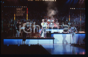 35mm vintage slide* 1984 SAINT VINCENT ESTATE Kevin PATTERSON FICTION FACTORY 5 Nella diapositiva compaiono anche Chic Medley, Graham McGregor, Eddie Jordan e Mike OgletreeDiapositiva d'epoca, in formato 35 mm. CONDIZIONI: GOODE' severamente vietata la riproduzione. Tutti i diritti sono riservati. ICharta mette in vendita, sul negozio eBay e in esclusiva sul sito "icharta" il proprio archivio composto da numerose diapositive e negativi fotografici d'epoca, tutti originali e autentici, che attraversano la storia del costume italiano tra gli la fine degli anni Sessanta e Novanta.Si tratta di uno sguardo inedito sull'attualit&agrave;, la politica, la vita quotidiana, il gossip e la cultura, che fotografa il cambiamento della nazione in quest'ultimo scorcio del XX secolo. Un'occasione unica per il mercato del collezionismo, che vede finalmente disponibile un archivio eccezionale per vastit&agrave;, tematiche e condizioni, in un settore (il negativo fotografico e la diapositiva) di assoluta novit&agrave; e dalle interessanti prospettive di investimento.  originale e autentica 1