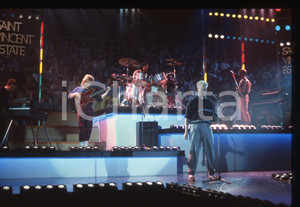 35mm vintage slide* 1984 SAINT VINCENT ESTATE Kevin PATTERSON FICTION FACTORY 6 Nella diapositiva compaiono anche Chic Medley, Graham McGregor, Eddie Jordan e Mike OgletreeDiapositiva d'epoca, in formato 35 mm. CONDIZIONI: GOODE' severamente vietata la riproduzione. Tutti i diritti sono riservati. ICharta mette in vendita, sul negozio eBay e in esclusiva sul sito "icharta" il proprio archivio composto da numerose diapositive e negativi fotografici d'epoca, tutti originali e autentici, che attraversano la storia del costume italiano tra gli la fine degli anni Sessanta e Novanta.Si tratta di uno sguardo inedito sull'attualit&agrave;, la politica, la vita quotidiana, il gossip e la cultura, che fotografa il cambiamento della nazione in quest'ultimo scorcio del XX secolo. Un'occasione unica per il mercato del collezionismo, che vede finalmente disponibile un archivio eccezionale per vastit&agrave;, tematiche e condizioni, in un settore (il negativo fotografico e la diapositiva) di assoluta novit&agrave; e dalle interessanti prospettive di investimento.  originale e autentica 1