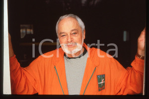 35mm vintage slide* 1989 FESTIVAL DEAUVILLE Paul BOGART Ritratto del regista 5 Diapositiva d'epoca, in formato 35 mm. CONDIZIONI: GOODE' severamente vietata la riproduzione. Tutti i diritti sono riservati. ICharta mette in vendita, sul negozio eBay e in esclusiva sul sito "icharta" il proprio archivio composto da numerose diapositive e negativi fotografici d'epoca, tutti originali e autentici, che attraversano la storia del costume italiano tra gli la fine degli anni Sessanta e Novanta.Si tratta di uno sguardo inedito sull'attualit&agrave;, la politica, la vita quotidiana, il gossip e la cultura, che fotografa il cambiamento della nazione in quest'ultimo scorcio del XX secolo. Un'occasione unica per il mercato del collezionismo, che vede finalmente disponibile un archivio eccezionale per vastit&agrave;, tematiche e condizioni, in un settore (il negativo fotografico e la diapositiva) di assoluta novit&agrave; e dalle interessanti prospettive di investimento.  originale e autentica 1