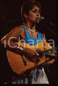 35mm vintage slide* 1988 MILANO Joan BAEZ Concerto in Piazzetta Reale (1) Diapositiva d'epoca, in formato 35 mm. CONDIZIONI: GOODE' severamente vietata la riproduzione. Tutti i diritti sono riservati. ICharta mette in vendita, sul negozio eBay e in esclusiva sul sito "icharta" il proprio archivio composto da numerose diapositive e negativi fotografici d'epoca, tutti originali e autentici, che attraversano la storia del costume italiano tra gli la fine degli anni Sessanta e Novanta.Si tratta di uno sguardo inedito sull'attualit&agrave;, la politica, la vita quotidiana, il gossip e la cultura, che fotografa il cambiamento della nazione in quest'ultimo scorcio del XX secolo. Un'occasione unica per il mercato del collezionismo, che vede finalmente disponibile un archivio eccezionale per vastit&agrave;, tematiche e condizioni, in un settore (il negativo fotografico e la diapositiva) di assoluta novit&agrave; e dalle interessanti prospettive di investimento.  originale e autentica 1