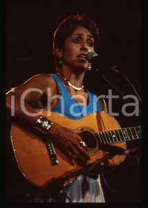 35mm vintage slide* 1988 MILANO Joan BAEZ Concerto in Piazzetta Reale (6) Diapositiva d'epoca, in formato 35 mm. CONDIZIONI: GOODE' severamente vietata la riproduzione. Tutti i diritti sono riservati. ICharta mette in vendita, sul negozio eBay e in esclusiva sul sito "icharta" il proprio archivio composto da numerose diapositive e negativi fotografici d'epoca, tutti originali e autentici, che attraversano la storia del costume italiano tra gli la fine degli anni Sessanta e Novanta.Si tratta di uno sguardo inedito sull'attualit&agrave;, la politica, la vita quotidiana, il gossip e la cultura, che fotografa il cambiamento della nazione in quest'ultimo scorcio del XX secolo. Un'occasione unica per il mercato del collezionismo, che vede finalmente disponibile un archivio eccezionale per vastit&agrave;, tematiche e condizioni, in un settore (il negativo fotografico e la diapositiva) di assoluta novit&agrave; e dalle interessanti prospettive di investimento.  originale e autentica 1