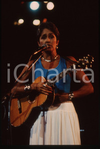 35mm vintage slide* 1988 MILANO Joan BAEZ Concerto in Piazzetta Reale (8) Diapositiva d'epoca, in formato 35 mm. CONDIZIONI: GOODE' severamente vietata la riproduzione. Tutti i diritti sono riservati. ICharta mette in vendita, sul negozio eBay e in esclusiva sul sito "icharta" il proprio archivio composto da numerose diapositive e negativi fotografici d'epoca, tutti originali e autentici, che attraversano la storia del costume italiano tra gli la fine degli anni Sessanta e Novanta.Si tratta di uno sguardo inedito sull'attualit&agrave;, la politica, la vita quotidiana, il gossip e la cultura, che fotografa il cambiamento della nazione in quest'ultimo scorcio del XX secolo. Un'occasione unica per il mercato del collezionismo, che vede finalmente disponibile un archivio eccezionale per vastit&agrave;, tematiche e condizioni, in un settore (il negativo fotografico e la diapositiva) di assoluta novit&agrave; e dalle interessanti prospettive di investimento.  originale e autentica 1