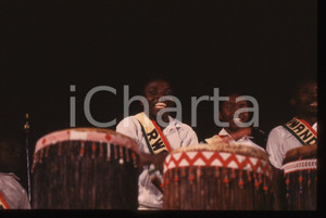 35mm vintage slide* 1990ca Milano LES TAMBOURS DU RWANDA Concerto (4) Diapositiva d'epoca, in formato 35 mm. CONDIZIONI: GOODE' severamente vietata la riproduzione. Tutti i diritti sono riservati. ICharta mette in vendita, sul negozio eBay e in esclusiva sul sito "icharta" il proprio archivio composto da numerose diapositive e negativi fotografici d'epoca, tutti originali e autentici, che attraversano la storia del costume italiano tra gli la fine degli anni Sessanta e Novanta.Si tratta di uno sguardo inedito sull'attualit&agrave;, la politica, la vita quotidiana, il gossip e la cultura, che fotografa il cambiamento della nazione in quest'ultimo scorcio del XX secolo. Un'occasione unica per il mercato del collezionismo, che vede finalmente disponibile un archivio eccezionale per vastit&agrave;, tematiche e condizioni, in un settore (il negativo fotografico e la diapositiva) di assoluta novit&agrave; e dalle interessanti prospettive di investimento.  originale e autentica 1