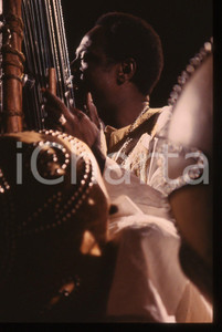 35mm vintage slide* 1990ca Milano LES TAMBOURS DU RWANDA Concerto (5) Diapositiva d'epoca, in formato 35 mm. CONDIZIONI: GOODE' severamente vietata la riproduzione. Tutti i diritti sono riservati. ICharta mette in vendita, sul negozio eBay e in esclusiva sul sito "icharta" il proprio archivio composto da numerose diapositive e negativi fotografici d'epoca, tutti originali e autentici, che attraversano la storia del costume italiano tra gli la fine degli anni Sessanta e Novanta.Si tratta di uno sguardo inedito sull'attualit&agrave;, la politica, la vita quotidiana, il gossip e la cultura, che fotografa il cambiamento della nazione in quest'ultimo scorcio del XX secolo. Un'occasione unica per il mercato del collezionismo, che vede finalmente disponibile un archivio eccezionale per vastit&agrave;, tematiche e condizioni, in un settore (il negativo fotografico e la diapositiva) di assoluta novit&agrave; e dalle interessanti prospettive di investimento.  originale e autentica 1