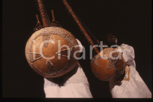 35mm vintage slide* 1990ca MUSICA ETNICA LES TAMBOURS DU RWANDA Concerto (8) Diapositiva d'epoca, in formato 35 mm. CONDIZIONI: GOODE' severamente vietata la riproduzione. Tutti i diritti sono riservati. ICharta mette in vendita, sul negozio eBay e in esclusiva sul sito "icharta" il proprio archivio composto da numerose diapositive e negativi fotografici d'epoca, tutti originali e autentici, che attraversano la storia del costume italiano tra gli la fine degli anni Sessanta e Novanta.Si tratta di uno sguardo inedito sull'attualit&agrave;, la politica, la vita quotidiana, il gossip e la cultura, che fotografa il cambiamento della nazione in quest'ultimo scorcio del XX secolo. Un'occasione unica per il mercato del collezionismo, che vede finalmente disponibile un archivio eccezionale per vastit&agrave;, tematiche e condizioni, in un settore (il negativo fotografico e la diapositiva) di assoluta novit&agrave; e dalle interessanti prospettive di investimento.  originale e autentica 1