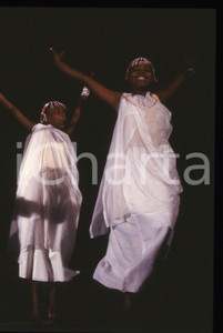 35mm vintage slide* 1990ca Milano LES TAMBOURS DU RWANDA Concerto (17) Diapositiva d'epoca, in formato 35 mm. CONDIZIONI: GOODE' severamente vietata la riproduzione. Tutti i diritti sono riservati. ICharta mette in vendita, sul negozio eBay e in esclusiva sul sito "icharta" il proprio archivio composto da numerose diapositive e negativi fotografici d'epoca, tutti originali e autentici, che attraversano la storia del costume italiano tra gli la fine degli anni Sessanta e Novanta.Si tratta di uno sguardo inedito sull'attualit&agrave;, la politica, la vita quotidiana, il gossip e la cultura, che fotografa il cambiamento della nazione in quest'ultimo scorcio del XX secolo. Un'occasione unica per il mercato del collezionismo, che vede finalmente disponibile un archivio eccezionale per vastit&agrave;, tematiche e condizioni, in un settore (il negativo fotografico e la diapositiva) di assoluta novit&agrave; e dalle interessanti prospettive di investimento.  originale e autentica 1
