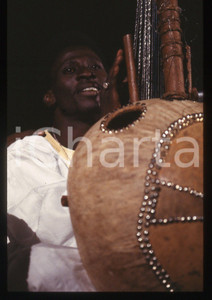 35mm vintage slide* 1990ca Milano LES TAMBOURS DU RWANDA Concerto (18) Diapositiva d'epoca, in formato 35 mm. CONDIZIONI: GOODE' severamente vietata la riproduzione. Tutti i diritti sono riservati. ICharta mette in vendita, sul negozio eBay e in esclusiva sul sito "icharta" il proprio archivio composto da numerose diapositive e negativi fotografici d'epoca, tutti originali e autentici, che attraversano la storia del costume italiano tra gli la fine degli anni Sessanta e Novanta.Si tratta di uno sguardo inedito sull'attualit&agrave;, la politica, la vita quotidiana, il gossip e la cultura, che fotografa il cambiamento della nazione in quest'ultimo scorcio del XX secolo. Un'occasione unica per il mercato del collezionismo, che vede finalmente disponibile un archivio eccezionale per vastit&agrave;, tematiche e condizioni, in un settore (il negativo fotografico e la diapositiva) di assoluta novit&agrave; e dalle interessanti prospettive di investimento.  originale e autentica 1