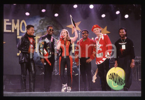 35mm vintage slide* 1991 SANREMO INTERNATIONAL William HENSHALL  LONDONBEAT 3 La band era formata nache da Jimmy Helms, George Chandler e da Jimmy ChambersDiapositiva d'epoca, in formato 35 mm. CONDIZIONI: GOODE' severamente vietata la riproduzione. Tutti i diritti sono riservati. ICharta mette in vendita, sul negozio eBay e in esclusiva sul sito "icharta" il proprio archivio composto da numerose diapositive e negativi fotografici d'epoca, tutti originali e autentici, che attraversano la storia del costume italiano tra gli la fine degli anni Sessanta e Novanta.Si tratta di uno sguardo inedito sull'attualit&agrave;, la politica, la vita quotidiana, il gossip e la cultura, che fotografa il cambiamento della nazione in quest'ultimo scorcio del XX secolo. Un'occasione unica per il mercato del collezionismo, che vede finalmente disponibile un archivio eccezionale per vastit&agrave;, tematiche e condizioni, in un settore (il negativo fotografico e la diapositiva) di assoluta novit&agrave; e dalle interessanti prospettive di investimento.  originale e autentica 1