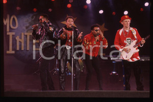 35mm vintage slide* 1991 SANREMO INTERNATIONAL William HENSHALL  LONDONBEAT 12 La band era formata nache da Jimmy Helms, George Chandler e da Jimmy ChambersDiapositiva d'epoca, in formato 35 mm. CONDIZIONI: GOODE' severamente vietata la riproduzione. Tutti i diritti sono riservati. ICharta mette in vendita, sul negozio eBay e in esclusiva sul sito "icharta" il proprio archivio composto da numerose diapositive e negativi fotografici d'epoca, tutti originali e autentici, che attraversano la storia del costume italiano tra gli la fine degli anni Sessanta e Novanta.Si tratta di uno sguardo inedito sull'attualit&agrave;, la politica, la vita quotidiana, il gossip e la cultura, che fotografa il cambiamento della nazione in quest'ultimo scorcio del XX secolo. Un'occasione unica per il mercato del collezionismo, che vede finalmente disponibile un archivio eccezionale per vastit&agrave;, tematiche e condizioni, in un settore (il negativo fotografico e la diapositiva) di assoluta novit&agrave; e dalle interessanti prospettive di investimento.  originale e autentica 1