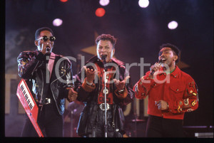 35mm vintage slide* 1991 SANREMO INTERNATIONAL Jimmy HELMS dei LONDONBEAT La band era formata nache da George Chandler e da Jimmy ChambersDiapositiva d'epoca, in formato 35 mm. CONDIZIONI: GOODE' severamente vietata la riproduzione. Tutti i diritti sono riservati. ICharta mette in vendita, sul negozio eBay e in esclusiva sul sito "icharta" il proprio archivio composto da numerose diapositive e negativi fotografici d'epoca, tutti originali e autentici, che attraversano la storia del costume italiano tra gli la fine degli anni Sessanta e Novanta.Si tratta di uno sguardo inedito sull'attualit&agrave;, la politica, la vita quotidiana, il gossip e la cultura, che fotografa il cambiamento della nazione in quest'ultimo scorcio del XX secolo. Un'occasione unica per il mercato del collezionismo, che vede finalmente disponibile un archivio eccezionale per vastit&agrave;, tematiche e condizioni, in un settore (il negativo fotografico e la diapositiva) di assoluta novit&agrave; e dalle interessanti prospettive di investimento.  originale e autentica 1