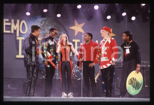 35mm vintage slide* 1991 SANREMO INTERNATIONAL William HENSHALL  LONDONBEAT 17 La band era formata nache da Jimmy Helms, George Chandler e da Jimmy ChambersDiapositiva d'epoca, in formato 35 mm. CONDIZIONI: GOODE' severamente vietata la riproduzione. Tutti i diritti sono riservati. ICharta mette in vendita, sul negozio eBay e in esclusiva sul sito "icharta" il proprio archivio composto da numerose diapositive e negativi fotografici d'epoca, tutti originali e autentici, che attraversano la storia del costume italiano tra gli la fine degli anni Sessanta e Novanta.Si tratta di uno sguardo inedito sull'attualit&agrave;, la politica, la vita quotidiana, il gossip e la cultura, che fotografa il cambiamento della nazione in quest'ultimo scorcio del XX secolo. Un'occasione unica per il mercato del collezionismo, che vede finalmente disponibile un archivio eccezionale per vastit&agrave;, tematiche e condizioni, in un settore (il negativo fotografico e la diapositiva) di assoluta novit&agrave; e dalle interessanti prospettive di investimento.  originale e autentica 1