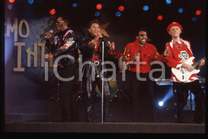 35mm vintage slide* 1991 SANREMO INTERNATIONAL George CHANDLER  LONDONBEAT 22 La band era formata anche da Jimmy Helms, William Henshall e da Jimmy ChambersDiapositiva d'epoca, in formato 35 mm. CONDIZIONI: GOODE' severamente vietata la riproduzione. Tutti i diritti sono riservati. ICharta mette in vendita, sul negozio eBay e in esclusiva sul sito "icharta" il proprio archivio composto da numerose diapositive e negativi fotografici d'epoca, tutti originali e autentici, che attraversano la storia del costume italiano tra gli la fine degli anni Sessanta e Novanta.Si tratta di uno sguardo inedito sull'attualit&agrave;, la politica, la vita quotidiana, il gossip e la cultura, che fotografa il cambiamento della nazione in quest'ultimo scorcio del XX secolo. Un'occasione unica per il mercato del collezionismo, che vede finalmente disponibile un archivio eccezionale per vastit&agrave;, tematiche e condizioni, in un settore (il negativo fotografico e la diapositiva) di assoluta novit&agrave; e dalle interessanti prospettive di investimento.  originale e autentica 1