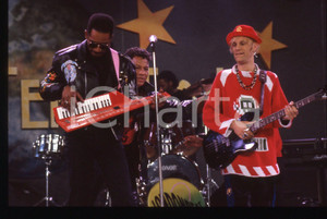 35mm vintage slide* 1991 SANREMO INTERNATIONAL Jimmy HELMS LONDONBEAT 23 La band era formata anche da William Henshall, George Chandler e da Jimmy ChambersDiapositiva d'epoca, in formato 35 mm. CONDIZIONI: GOODE' severamente vietata la riproduzione. Tutti i diritti sono riservati. ICharta mette in vendita, sul negozio eBay e in esclusiva sul sito "icharta" il proprio archivio composto da numerose diapositive e negativi fotografici d'epoca, tutti originali e autentici, che attraversano la storia del costume italiano tra gli la fine degli anni Sessanta e Novanta.Si tratta di uno sguardo inedito sull'attualit&agrave;, la politica, la vita quotidiana, il gossip e la cultura, che fotografa il cambiamento della nazione in quest'ultimo scorcio del XX secolo. Un'occasione unica per il mercato del collezionismo, che vede finalmente disponibile un archivio eccezionale per vastit&agrave;, tematiche e condizioni, in un settore (il negativo fotografico e la diapositiva) di assoluta novit&agrave; e dalle interessanti prospettive di investimento.  originale e autentica 1