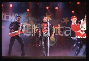 35mm vintage slide* 1991 SANREMO INTERNATIONAL George CHANDLER  LONDONBEAT 29 La band era formata anche da Jimmy Helms, William Henshall e da Jimmy ChambersDiapositiva d'epoca, in formato 35 mm. CONDIZIONI: GOODE' severamente vietata la riproduzione. Tutti i diritti sono riservati. ICharta mette in vendita, sul negozio eBay e in esclusiva sul sito "icharta" il proprio archivio composto da numerose diapositive e negativi fotografici d'epoca, tutti originali e autentici, che attraversano la storia del costume italiano tra gli la fine degli anni Sessanta e Novanta.Si tratta di uno sguardo inedito sull'attualit&agrave;, la politica, la vita quotidiana, il gossip e la cultura, che fotografa il cambiamento della nazione in quest'ultimo scorcio del XX secolo. Un'occasione unica per il mercato del collezionismo, che vede finalmente disponibile un archivio eccezionale per vastit&agrave;, tematiche e condizioni, in un settore (il negativo fotografico e la diapositiva) di assoluta novit&agrave; e dalle interessanti prospettive di investimento.  originale e autentica 1